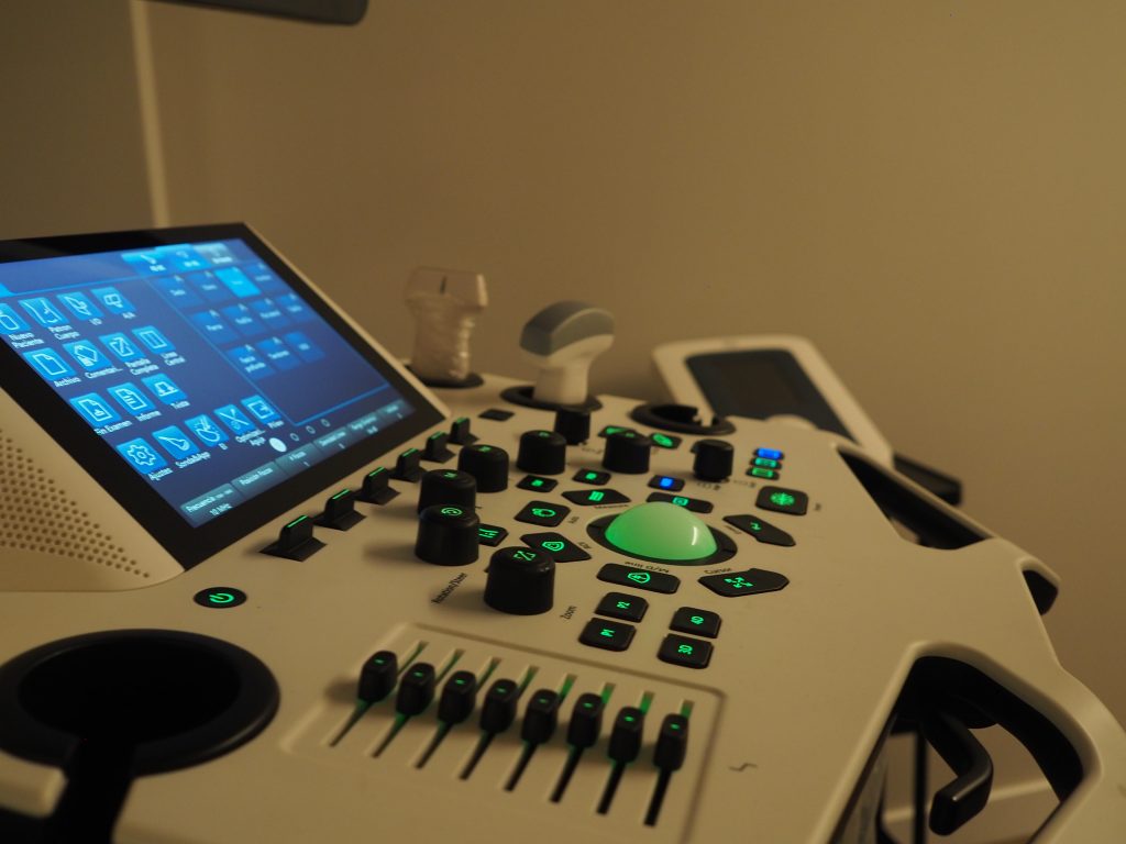 Ecógrafo del servicio médico de AXIAL